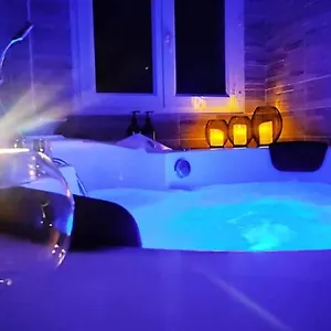  Couette-café A L'orée Des Pins - Indépendant Avec Baignoire Balnéo Et Cinéma En Sup - Info De L'hôte